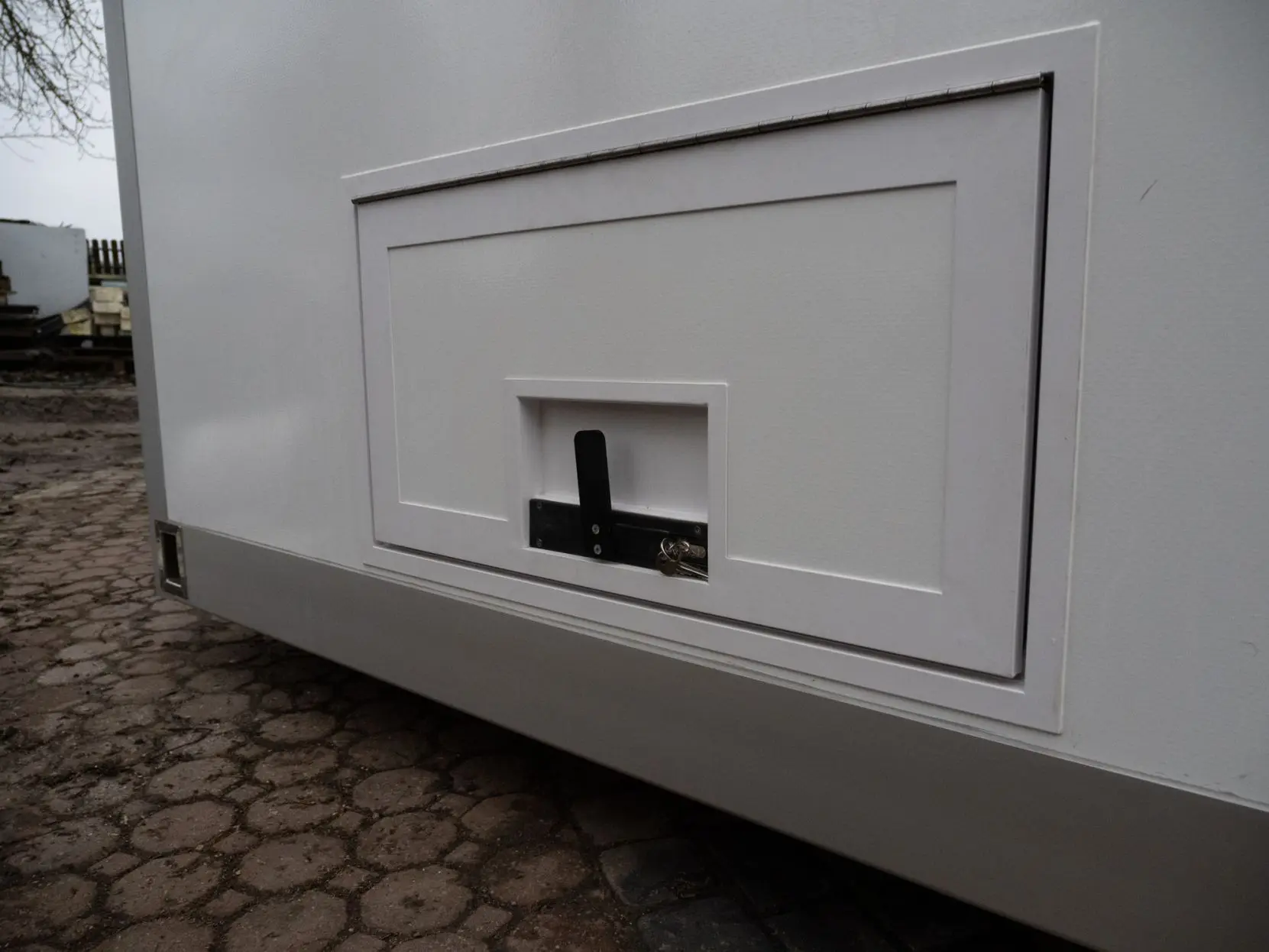 Kamper wyprawowy MAN 6x6 klapa serwisowa