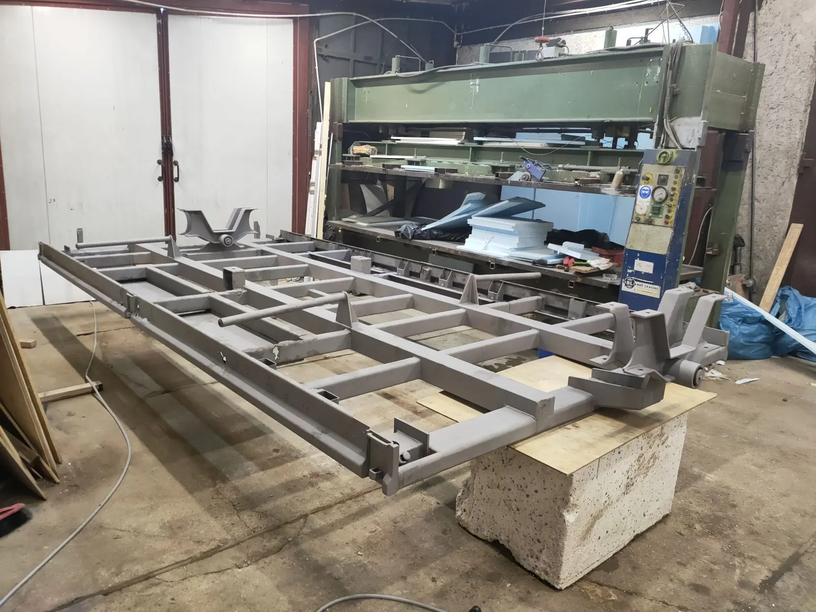 Kamper wyprawowy MAN 6x6 rama pośrednia po piaskowaniu