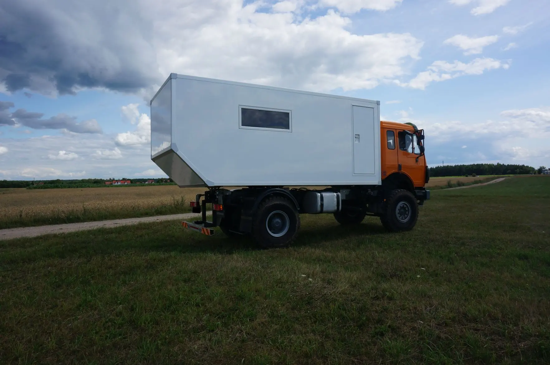 Kamper wyprawowy Mercedes 4x4 3