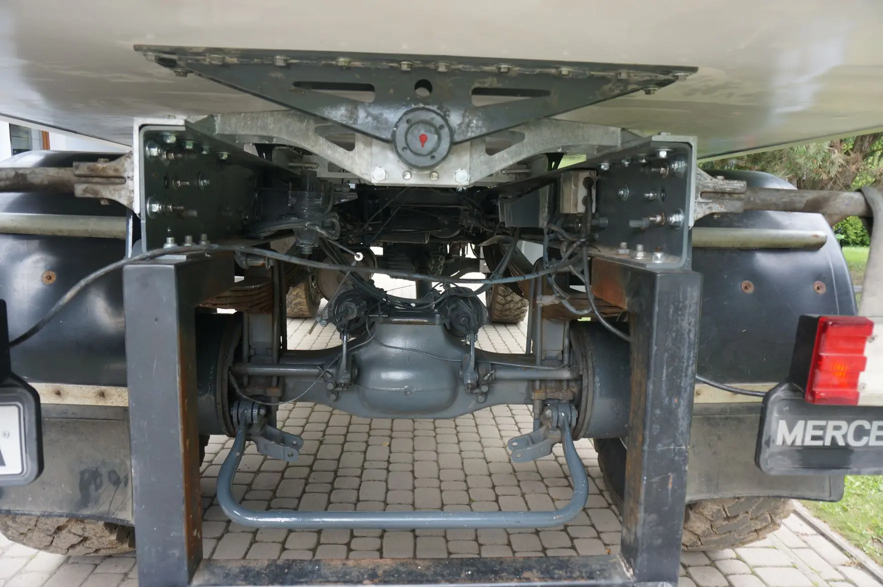 Kamper wyprawowy Mercedes 4x4 element zawieszenia zabudowy