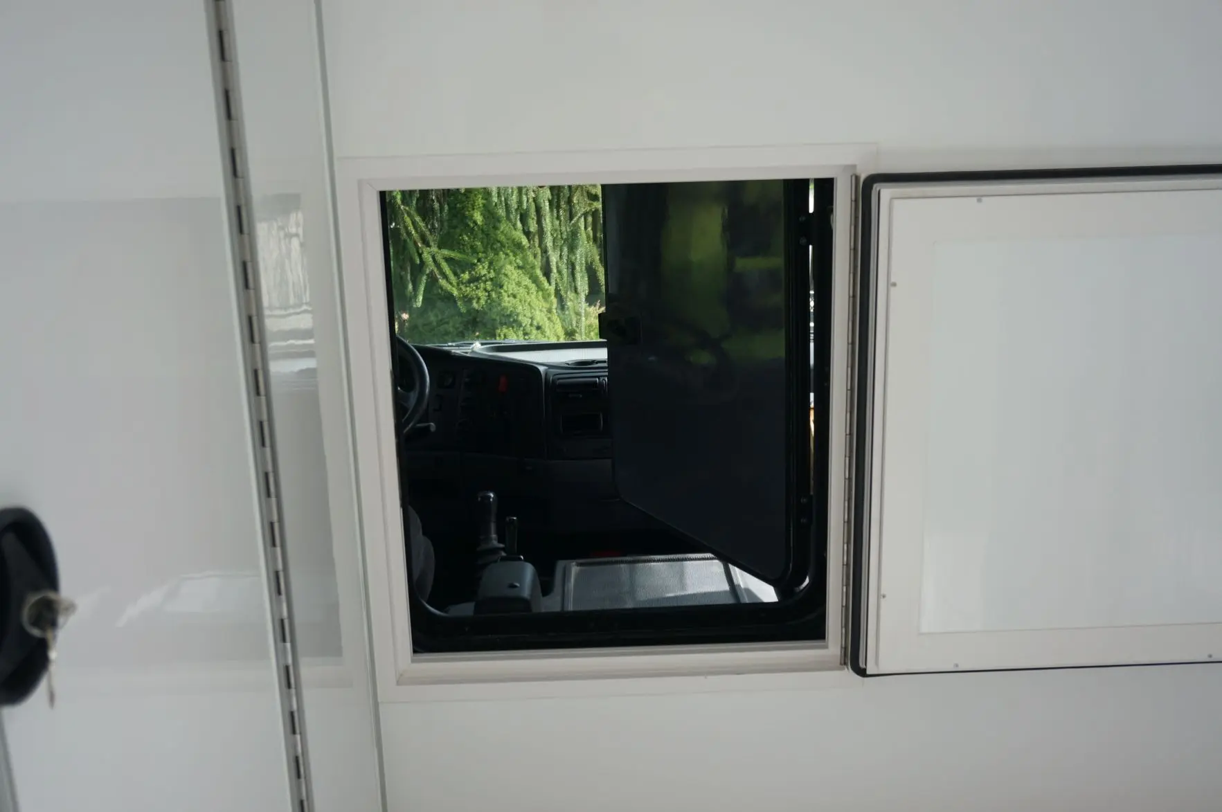 Kamper Wyprawowy Mercedes Atego - przejście do kabiny