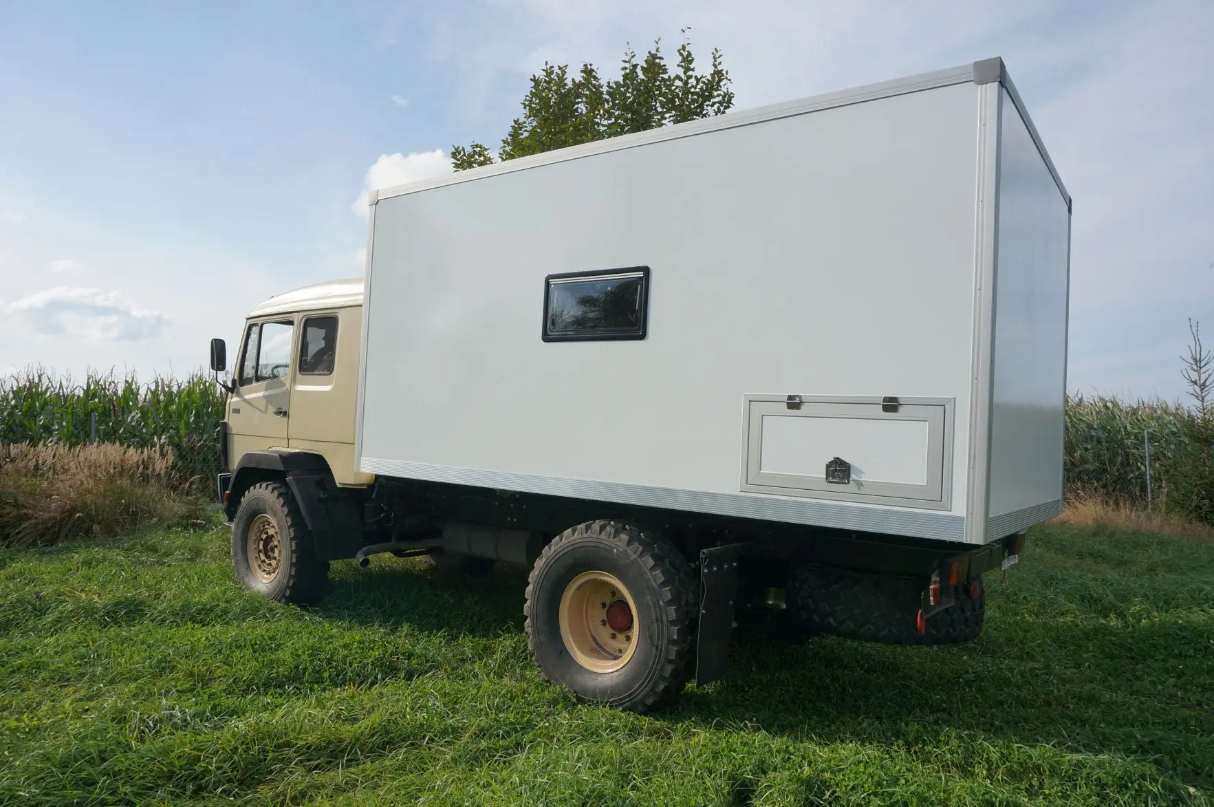 Kamper ekspedycyjny Mercedes 4x4 DoKa 4