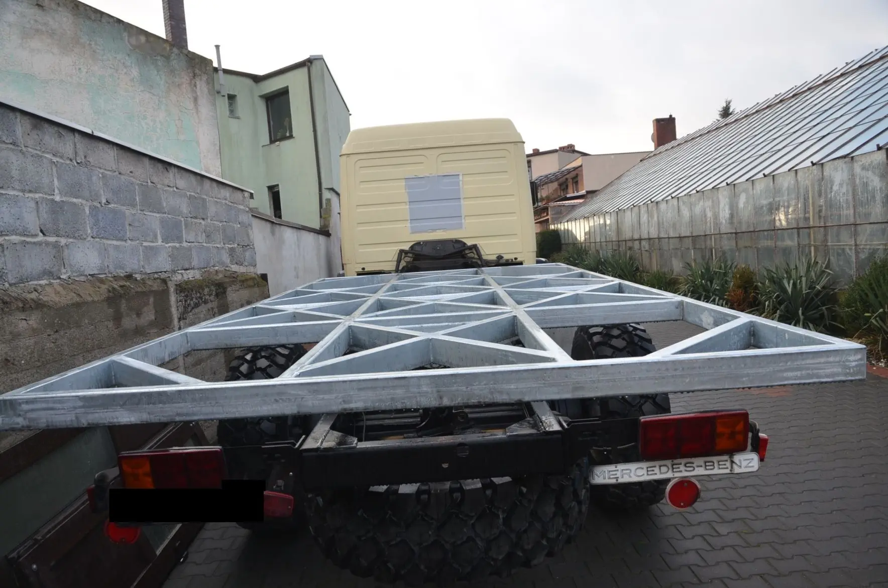Mercedes 4x4 DoKa rama pośrednia kampera ekspedycyjnego