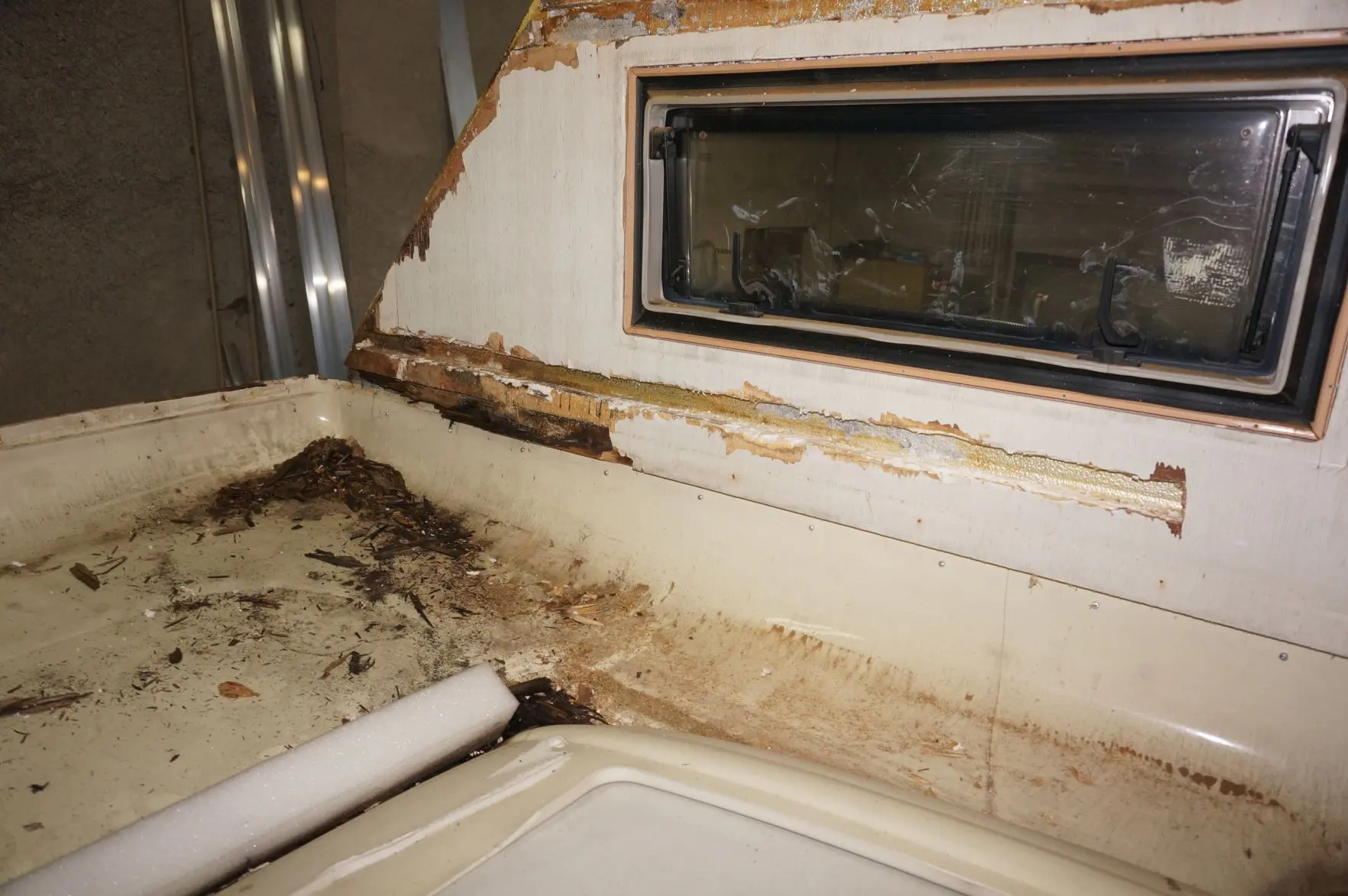 Fiat Ducato roof replacement - dismantling damaged elements - 6