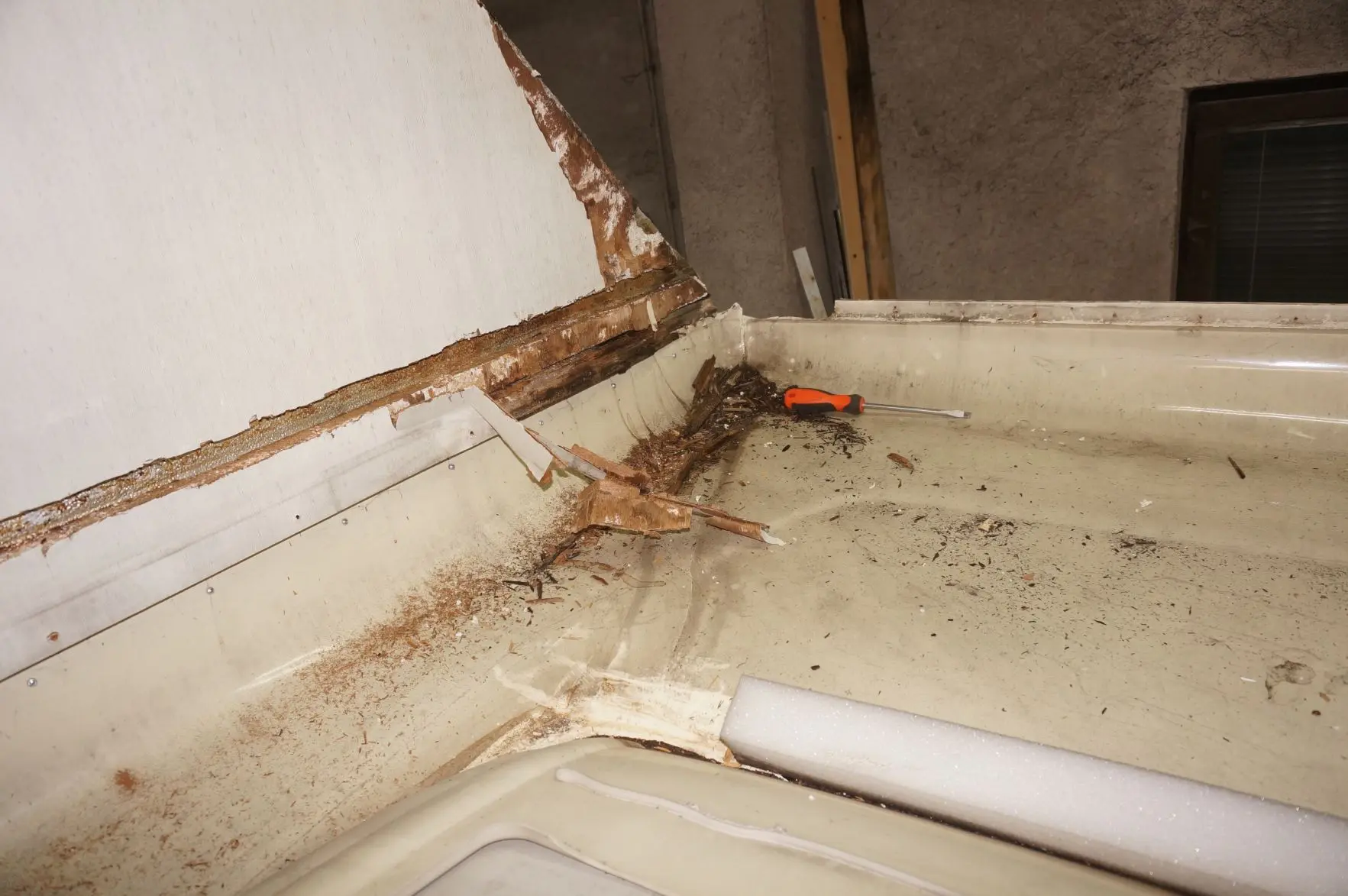 Fiat Ducato roof replacement - dismantling damaged elements - 7