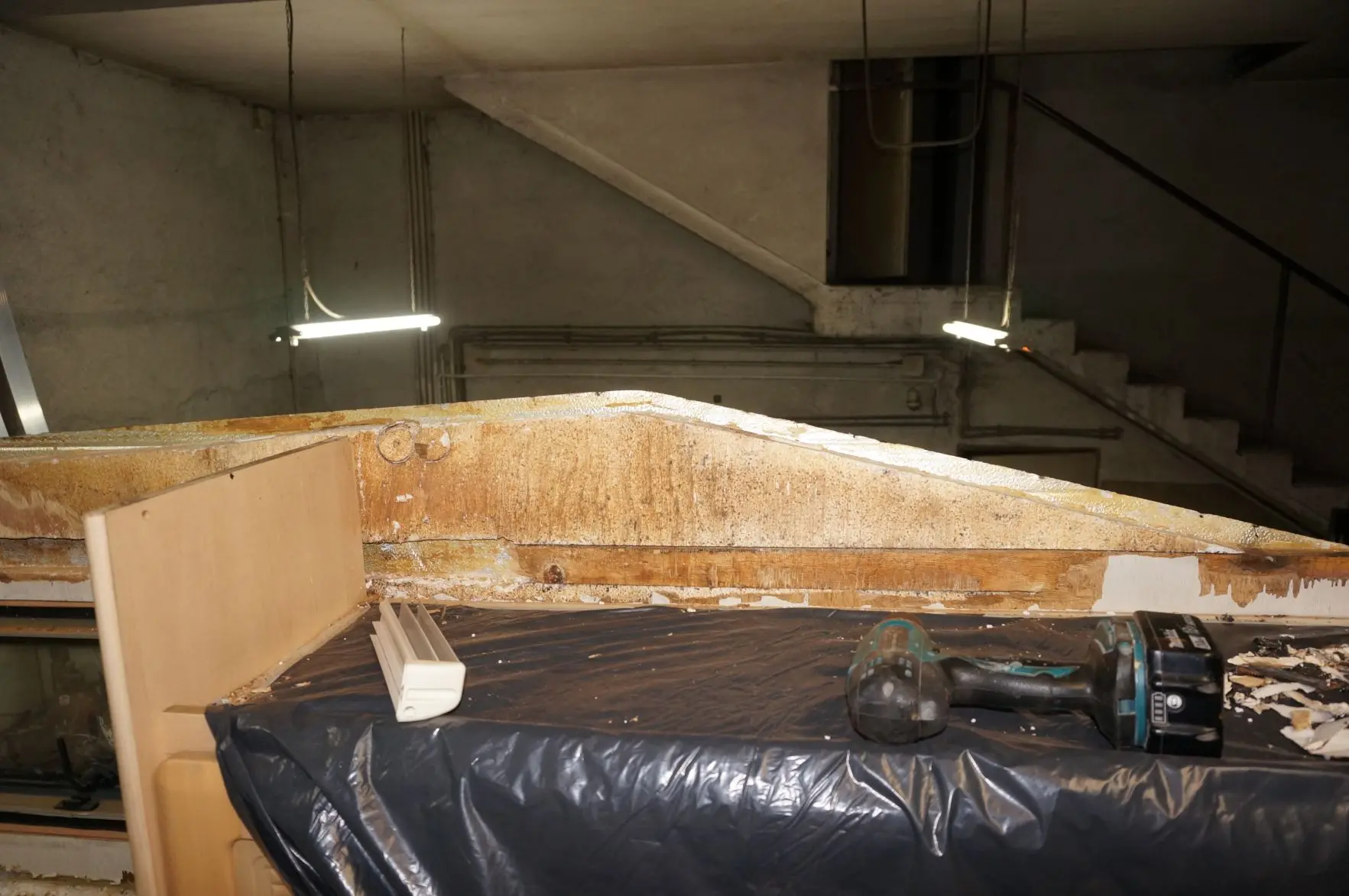 Fiat Ducato roof replacement - dismantling damaged elements - 8